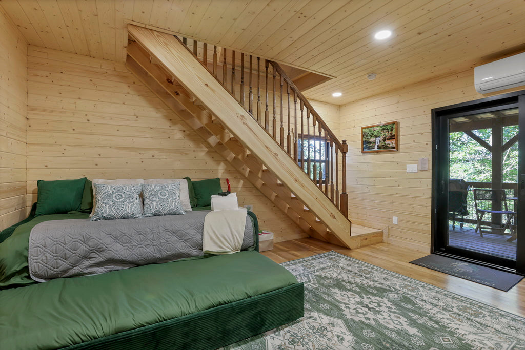 THE HOCKING HILLS TREEHOUSE (GROUP)