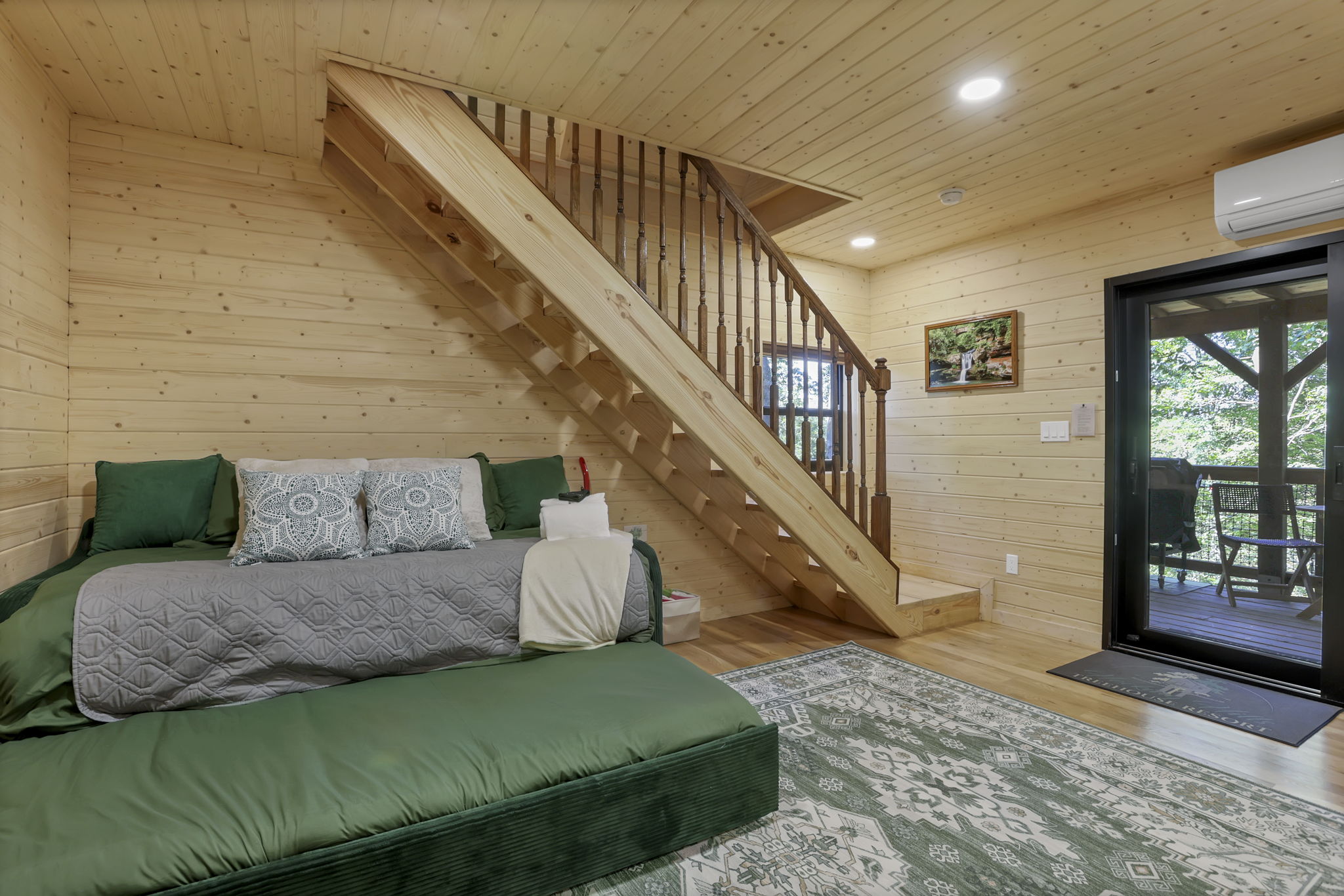 THE HOCKING HILLS TREEHOUSE (GROUP)