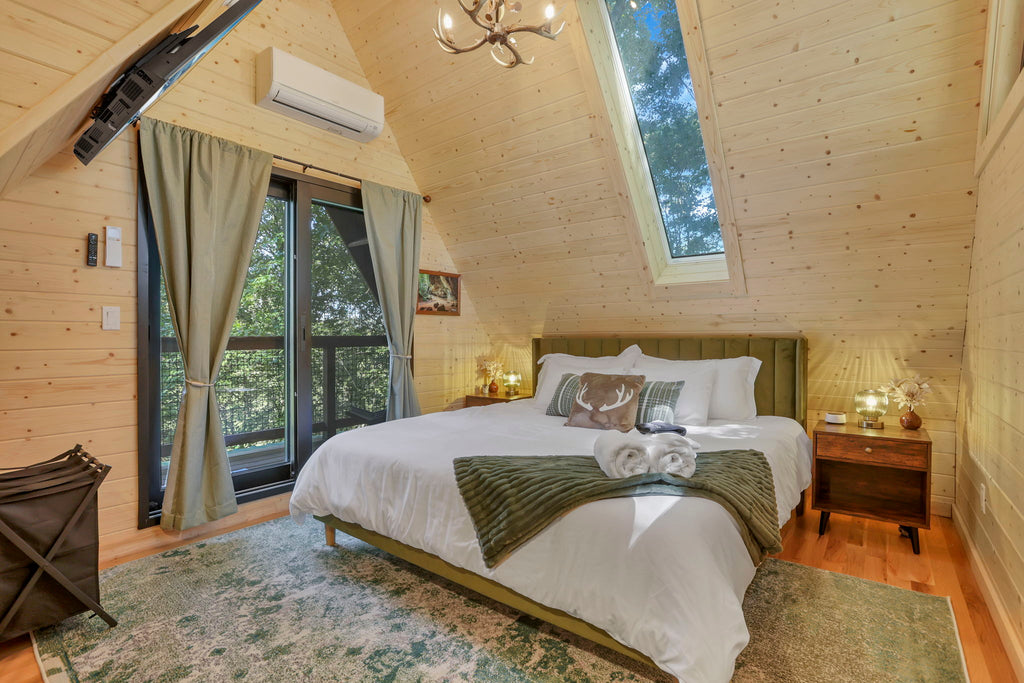 THE HOCKING HILLS TREEHOUSE (GROUP)