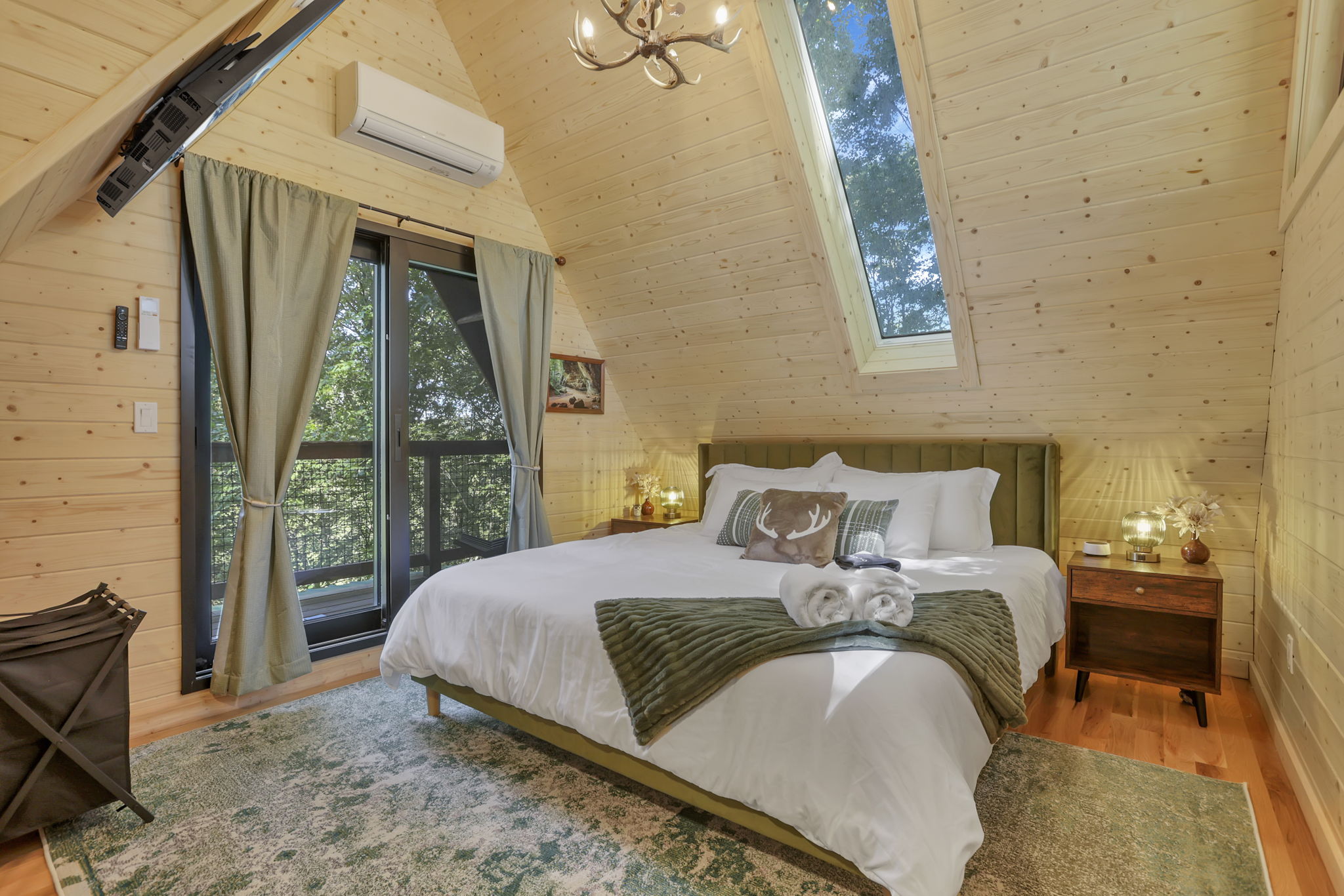 THE HOCKING HILLS TREEHOUSE (GROUP)