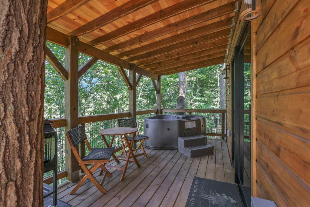 THE HOCKING HILLS TREEHOUSE (GROUP)