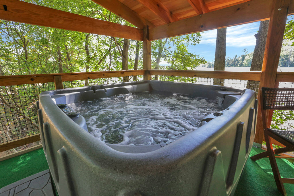 THE COUNTRY CLUB TREEHOUSE