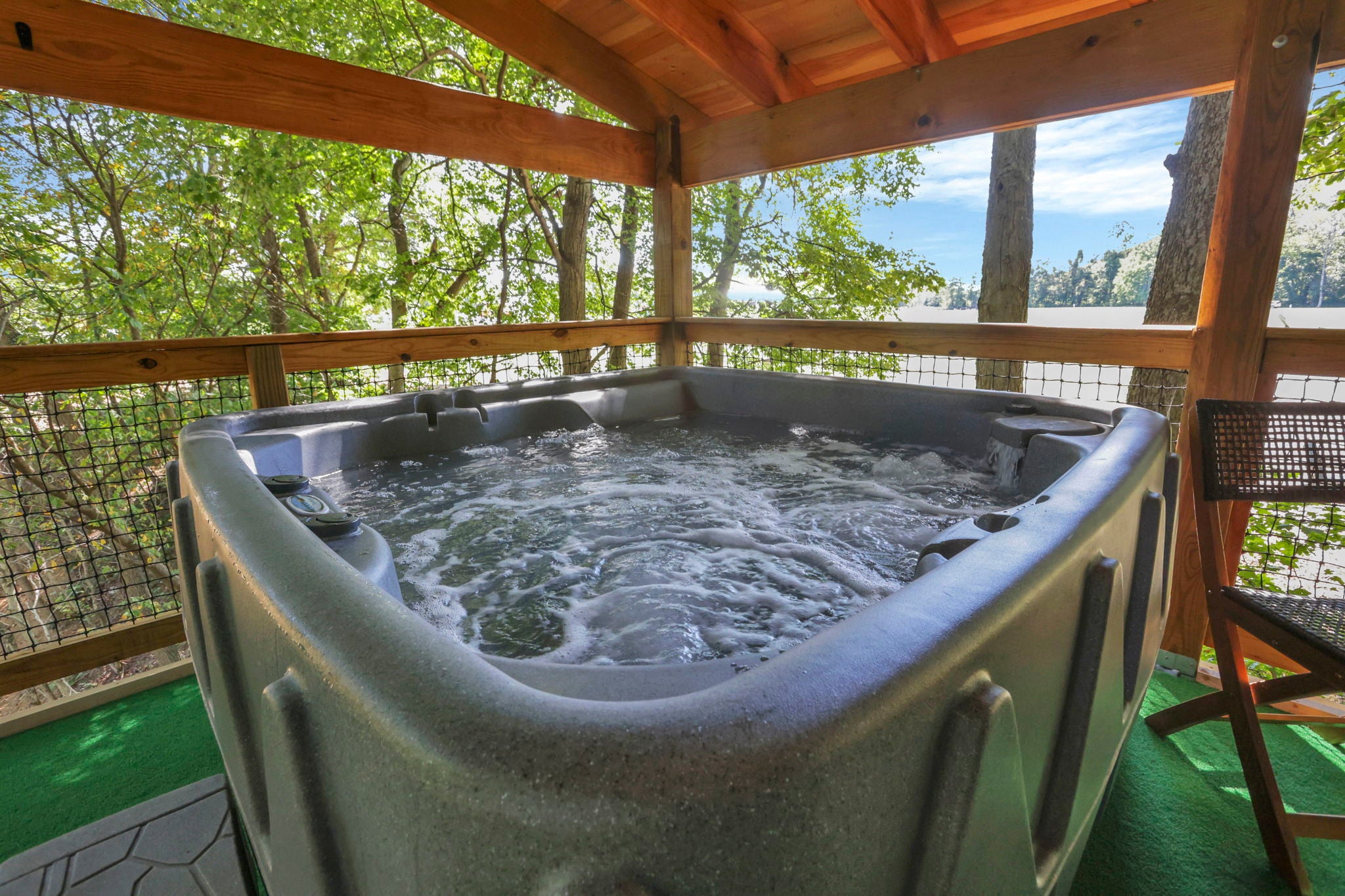 THE COUNTRY CLUB TREEHOUSE
