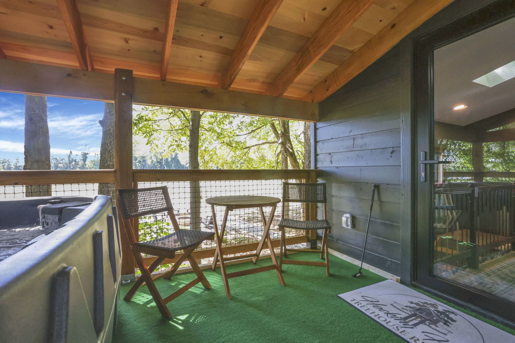 THE COUNTRY CLUB TREEHOUSE