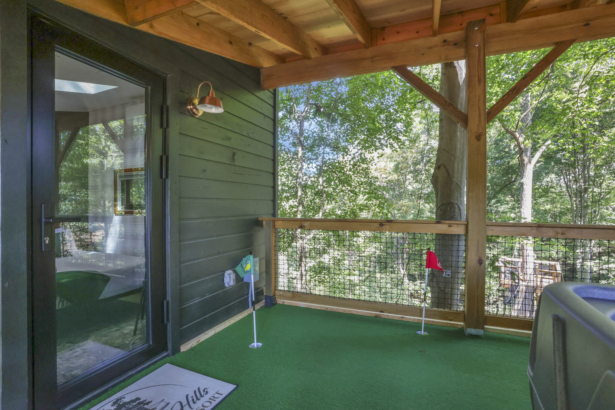 THE COUNTRY CLUB TREEHOUSE