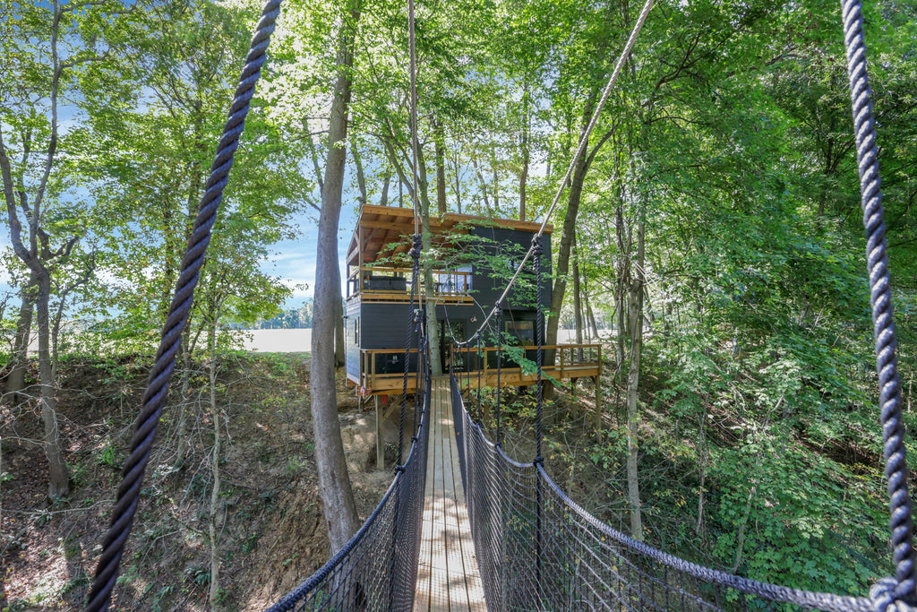 THE COUNTRY CLUB TREEHOUSE