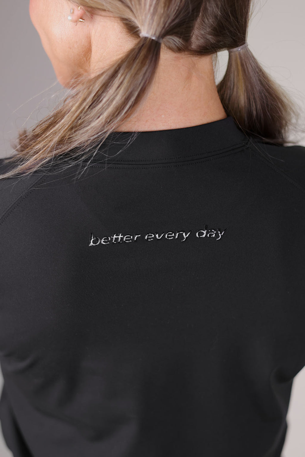 BLACK RAGLAN CROPPED SWEATSHIRT