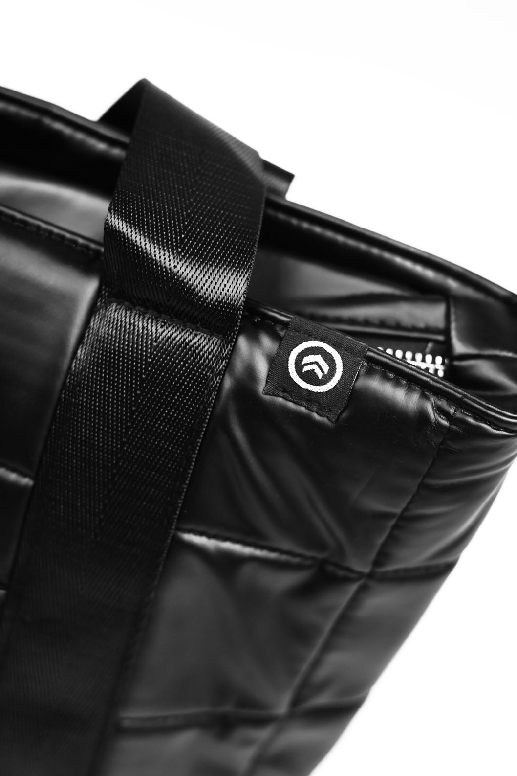 BLACK PUFFY LUNCH TOTE